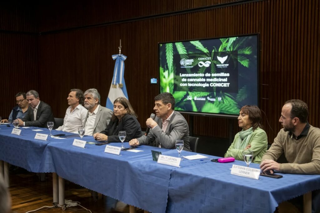 El Dr. Esteban Colman Lerner, investigador de CINDECA y coordinador científico de Cannabis CONICET, participó del acto de lanzamiento de las semillas de Cannabis CONICET, realizado en el Centro Cultural de la Ciencia (C3).
